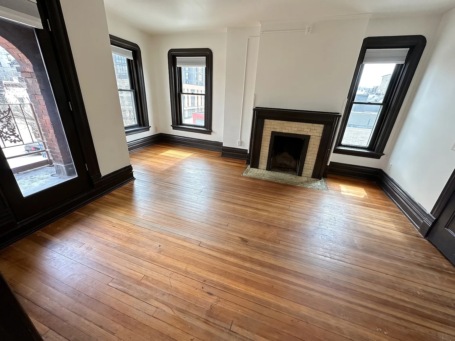 12 bed, 4050 sqft, $9,949 — Photo 4