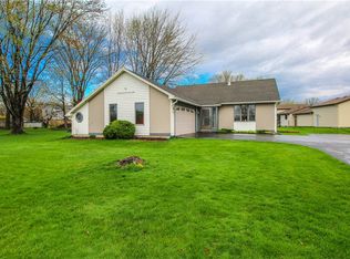 1081 Cottonwood Ln, Webster, NY 14580
