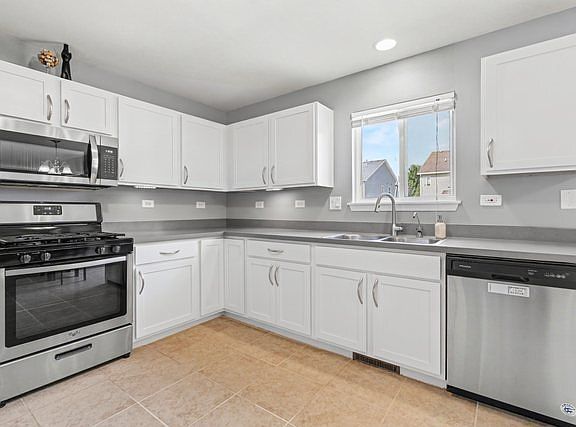 5th image of 1067 Vermillion St