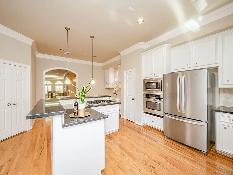 718 Roy St — Photo 15
