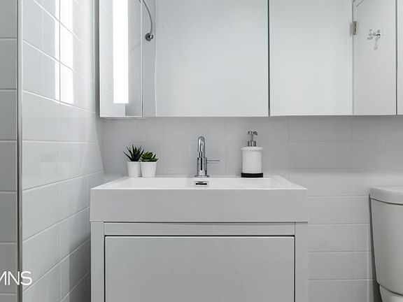 3rd image of 4214 Crescent St APT 6E