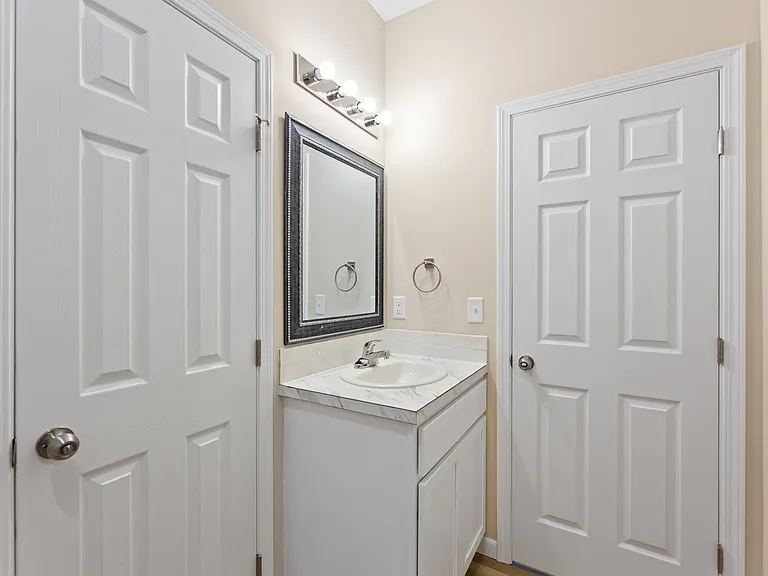 1835 S Glenn St — Photo 15