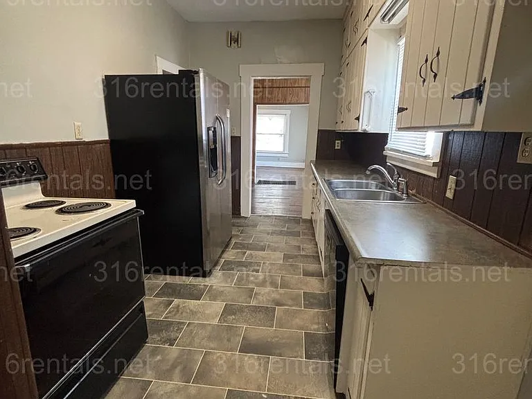 511 W Locust Ave — Photo 17
