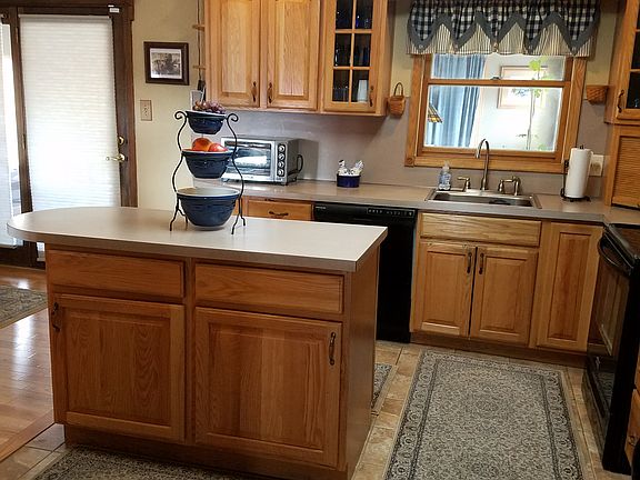 Kitchen 13'6" x 10'6"