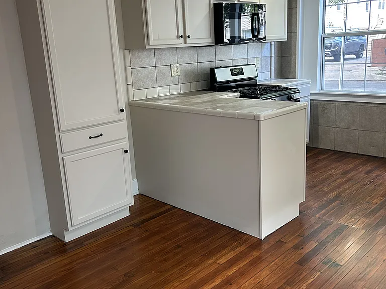854-856 Roosevelt Pl — Photo 2