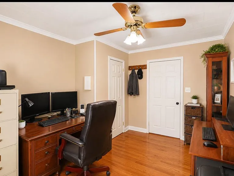 Office/small bedroom~ has closet