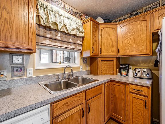 3rd image of 415 Gold Dr