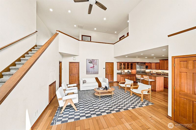 3rd image of 3265 Phillips Avenue