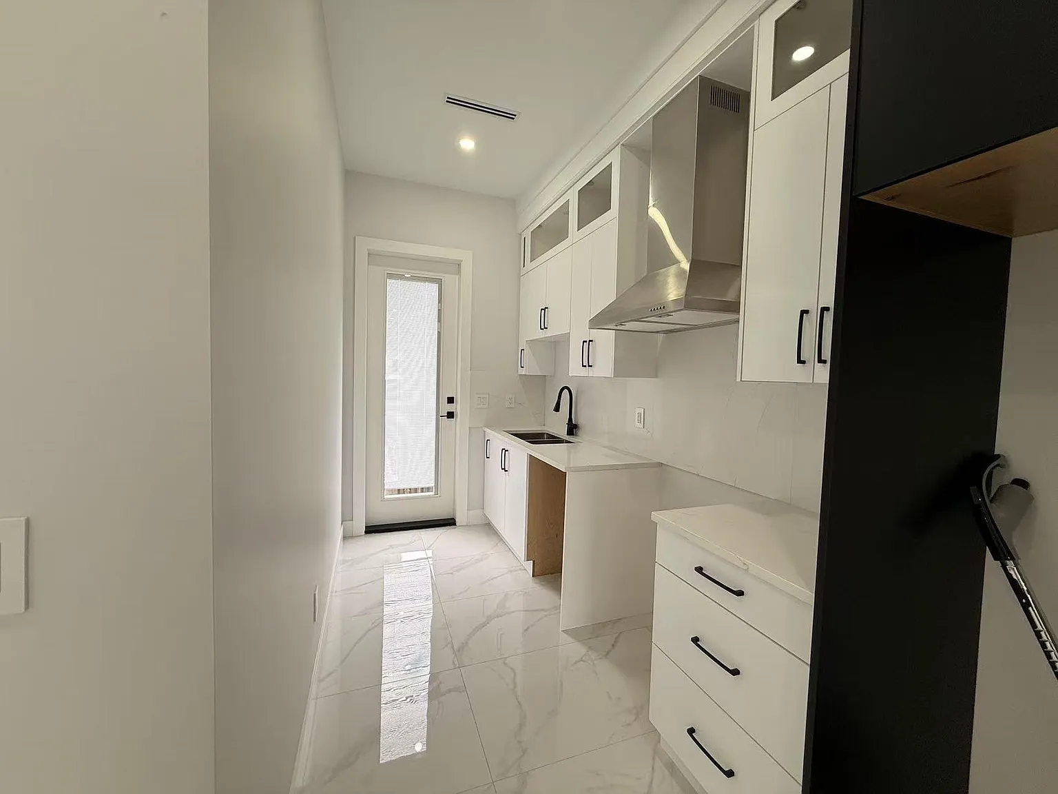 3 bed, 1500 sqft, $3,600 — Photo 2