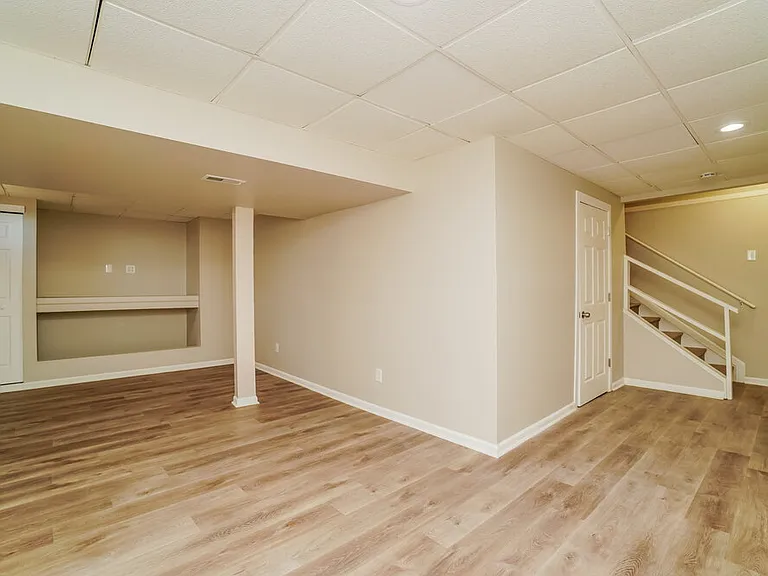 1041 Oxford Dr N — Photo 16