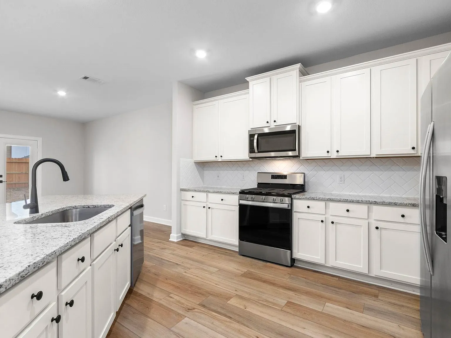 3 bed, 2.0 bath, 1613 sqft, $2,645 — Photo 4