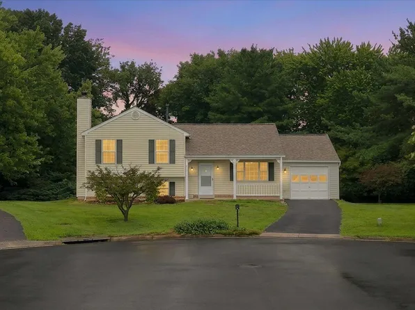 7 Red Wing Ct, Sterling, VA 20164
