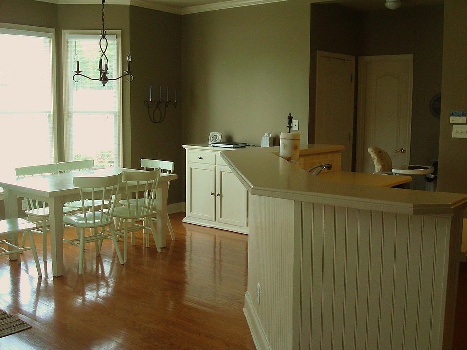 Breakfast area has a bay window!!