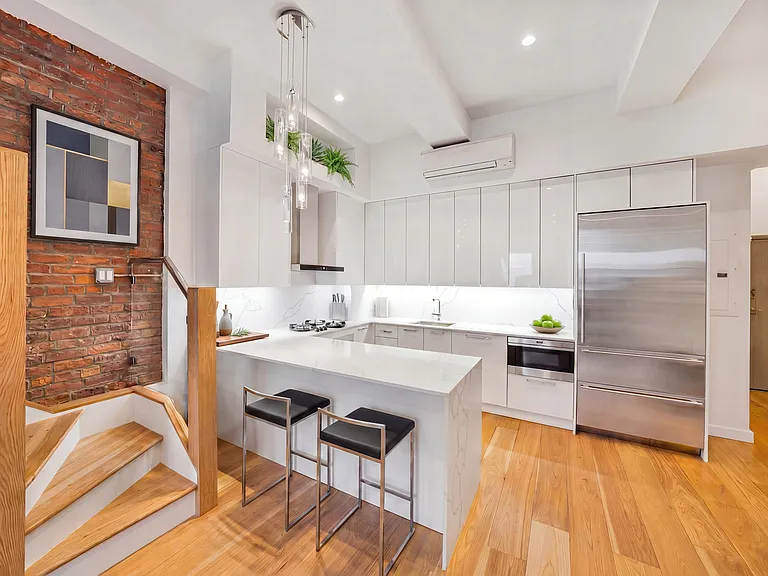 521 W 47th St #4D — Photo 5