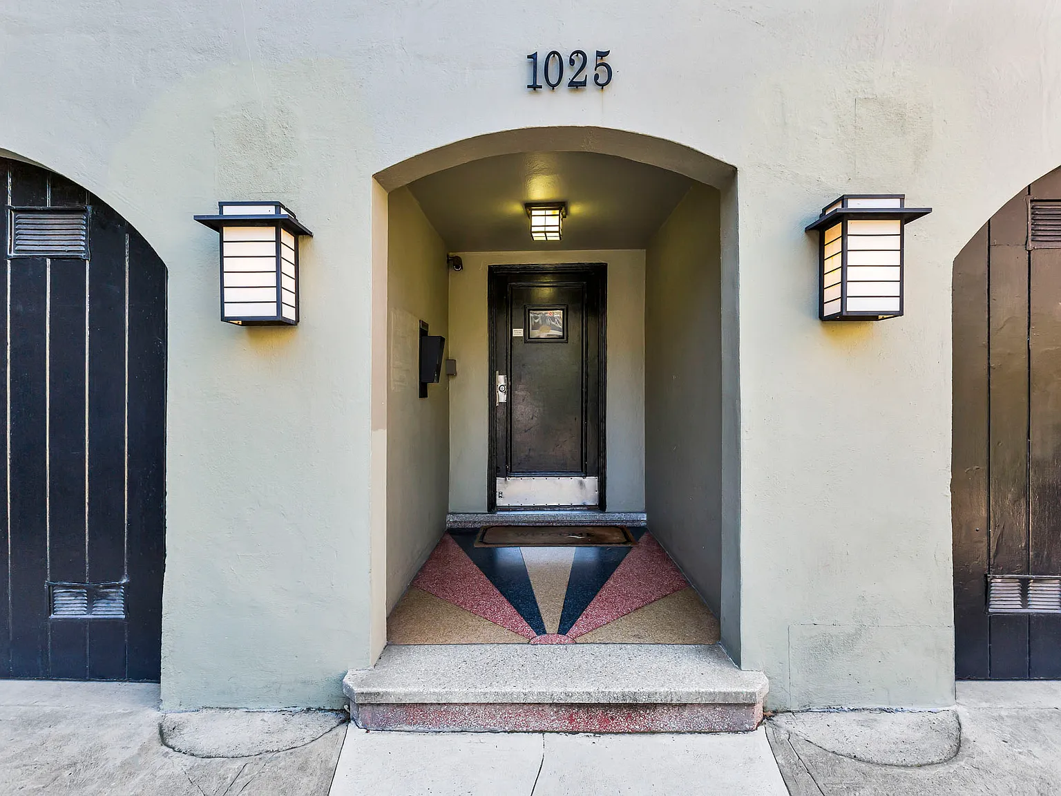 1025 Steiner — Photo 2