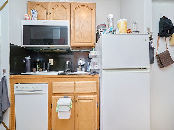 5th image of 331 W 43rd St APT 5D