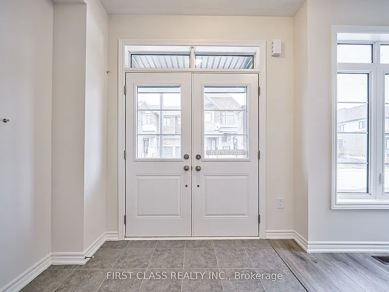 61 Kenneth Rogers Cres — Photo 2