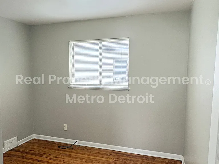 22706 Hillock Ave — Photo 12