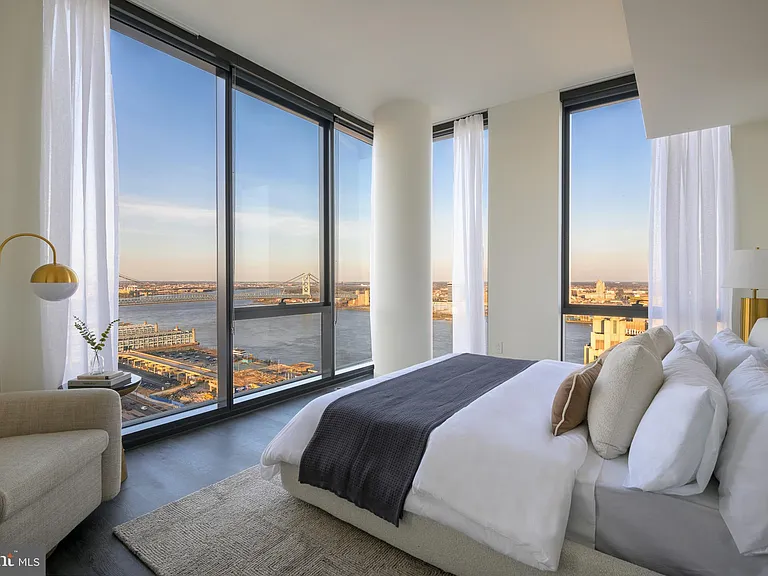 1-5 Dock St #Penthouse 2904 — Photo 13