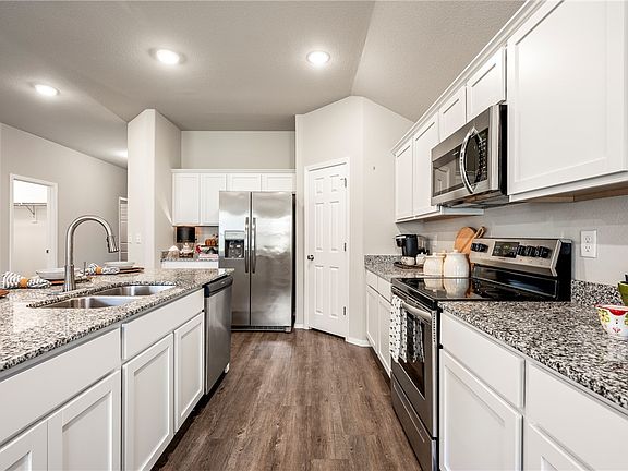4th image of 529 Ashwood St