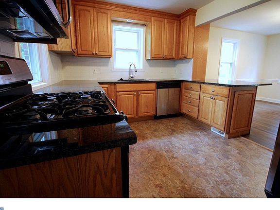 4th image of 1708 Linden St