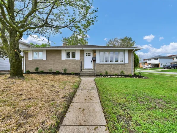6800 Day Dr, Parma, OH 44129