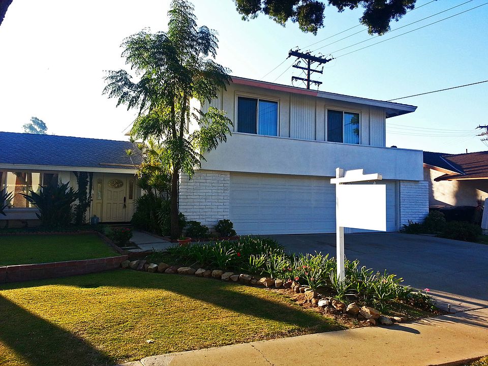 Large driveway, 3-car garage
