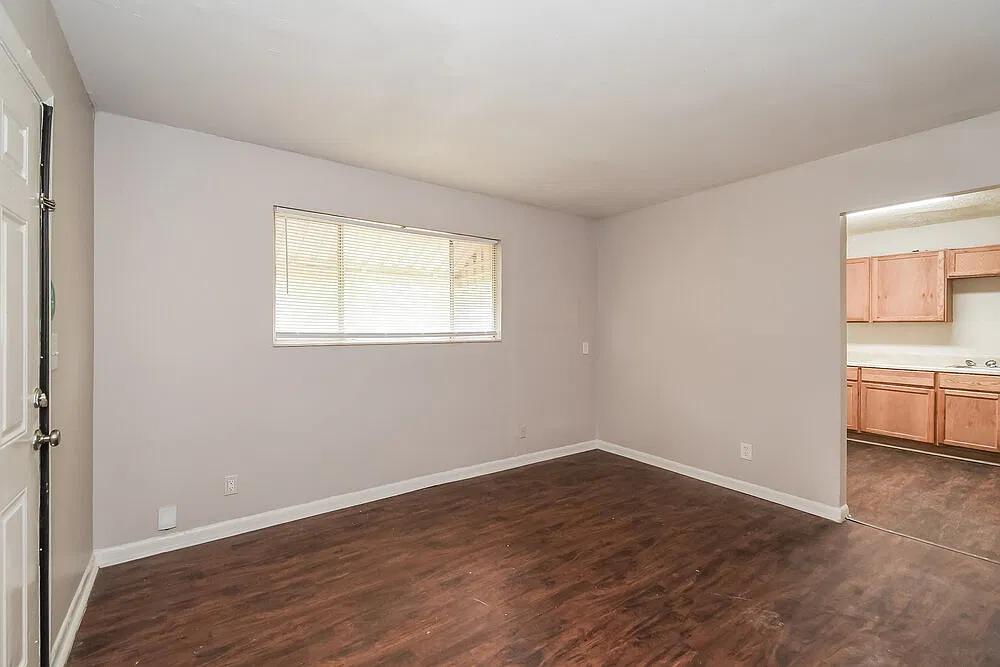 3 bed, 1.0 bath, 975 sqft, $1,330 — Photo 3