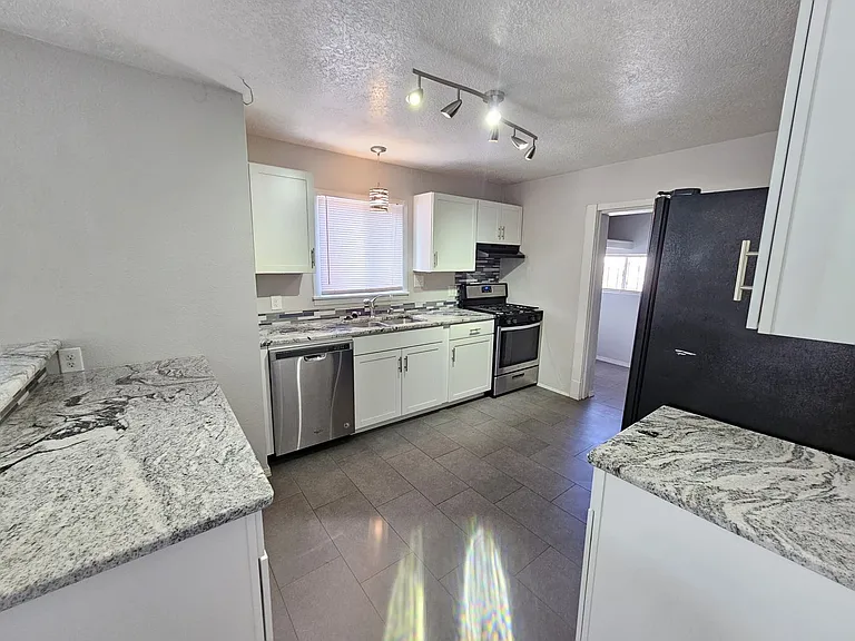 317 Hazeldine Ave SW — Photo 10