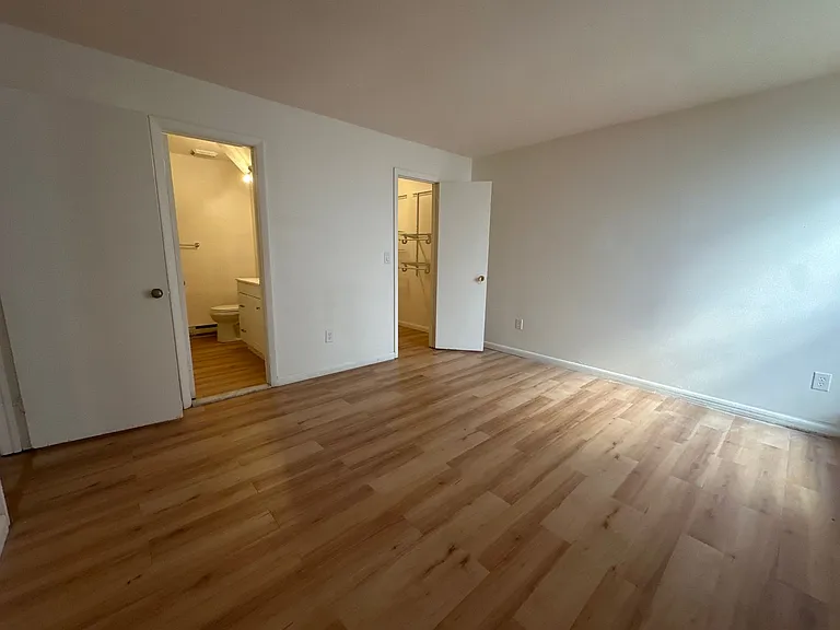 University Park Apartments near Cornell University — Photo 155