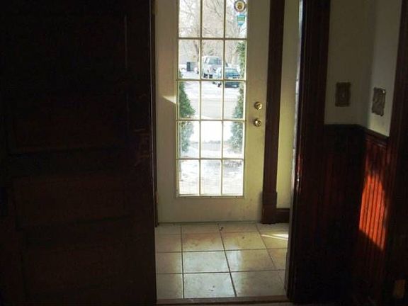 Foyer w/ tile