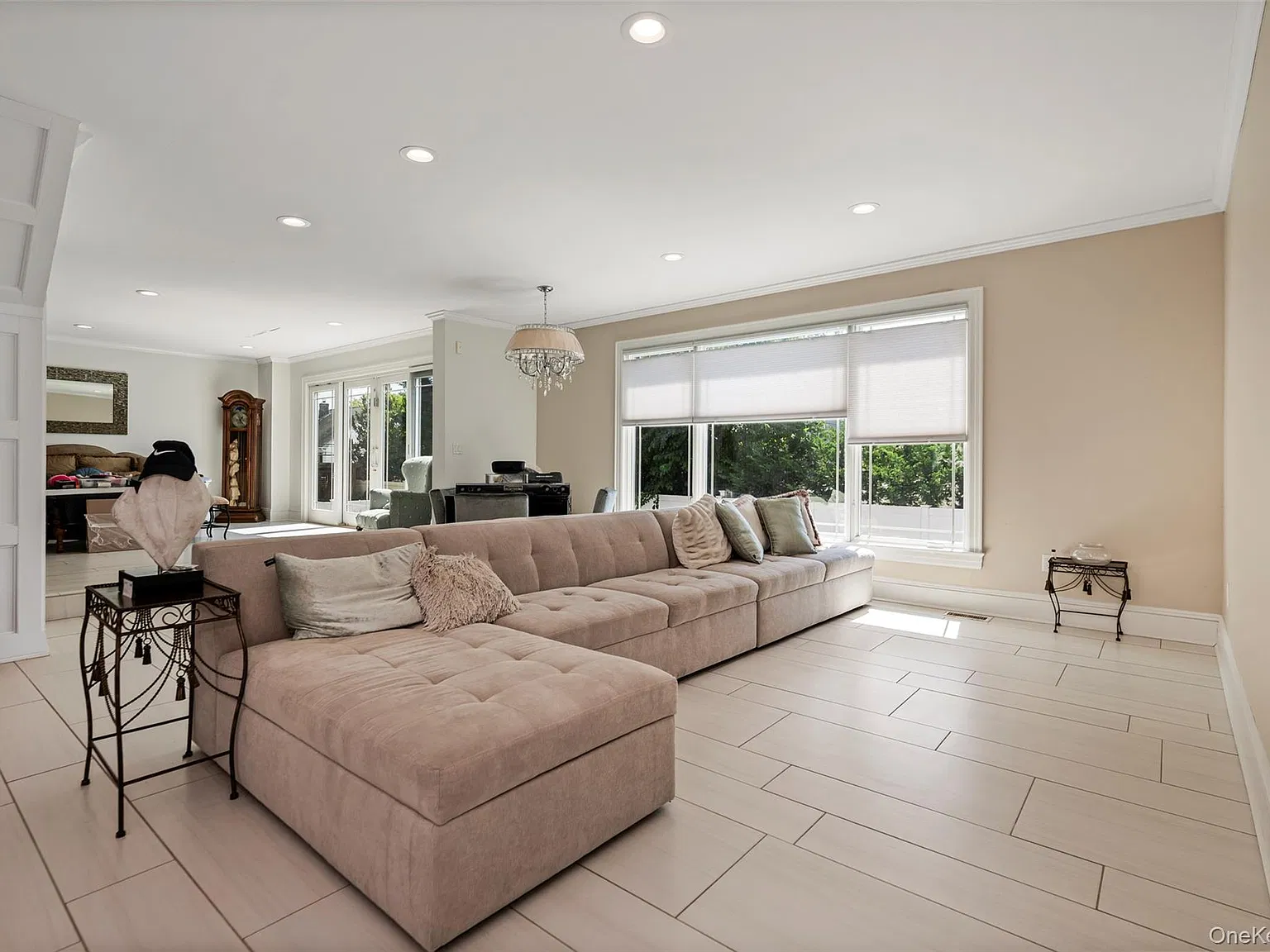 6 bed, 4.0 bath, 5625 sqft, $9,950 — Photo 4