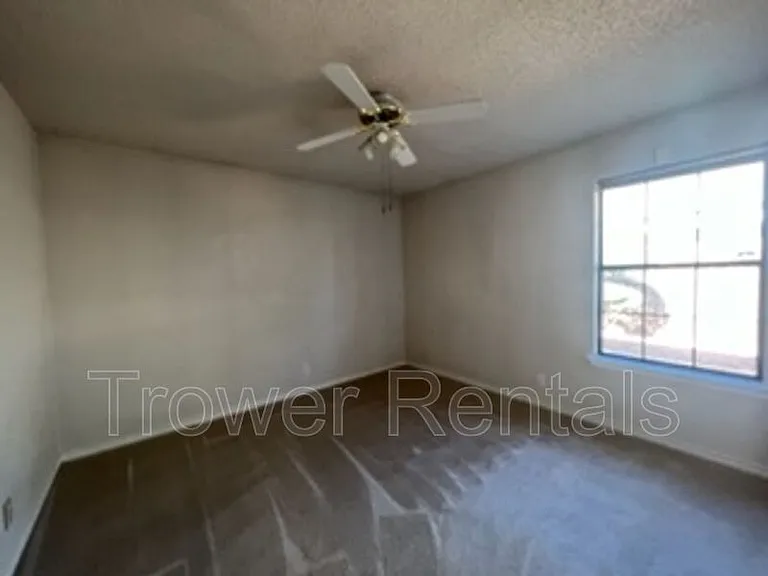 3913 Lyndale Dr — Photo 20