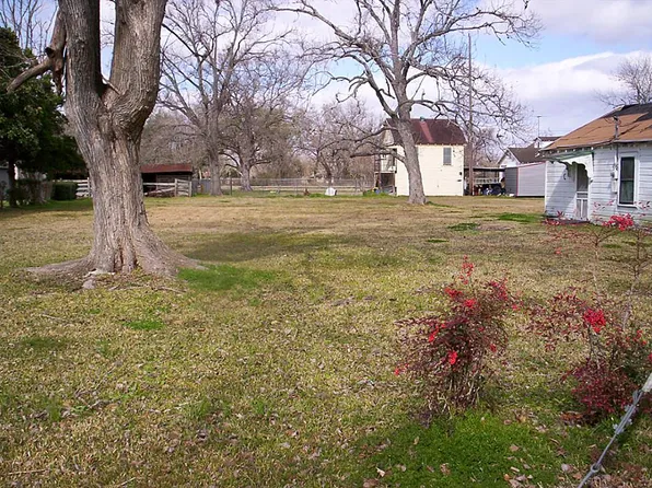 212 Hamilton St, West Columbia, TX 77486