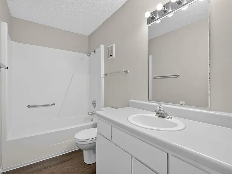 Hollow Hills Apartments — Photo 53