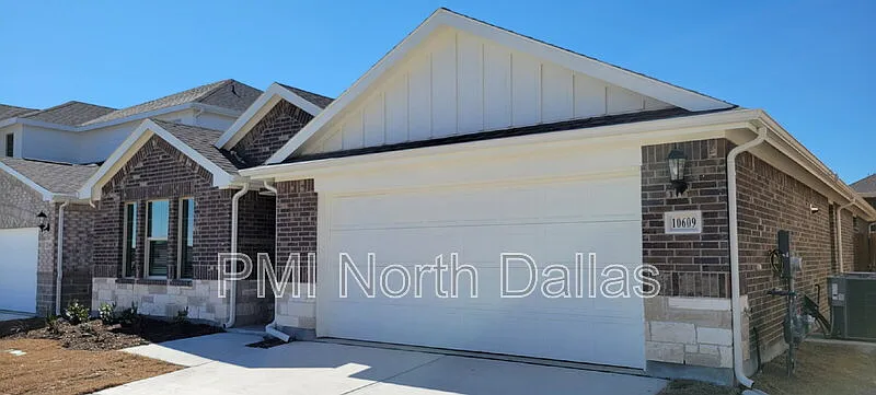 4 bed, 3.0 bath, 2260 sqft, $3,200 — Photo 3