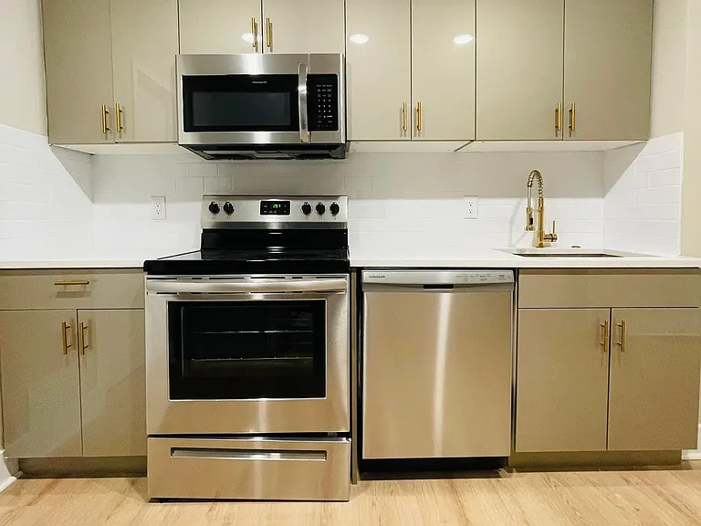 2725 Moore St #1 — Photo 1