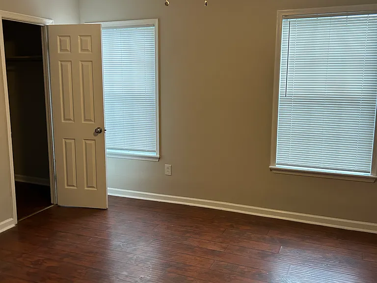 1030 Thorn Woode Ln — Photo 3