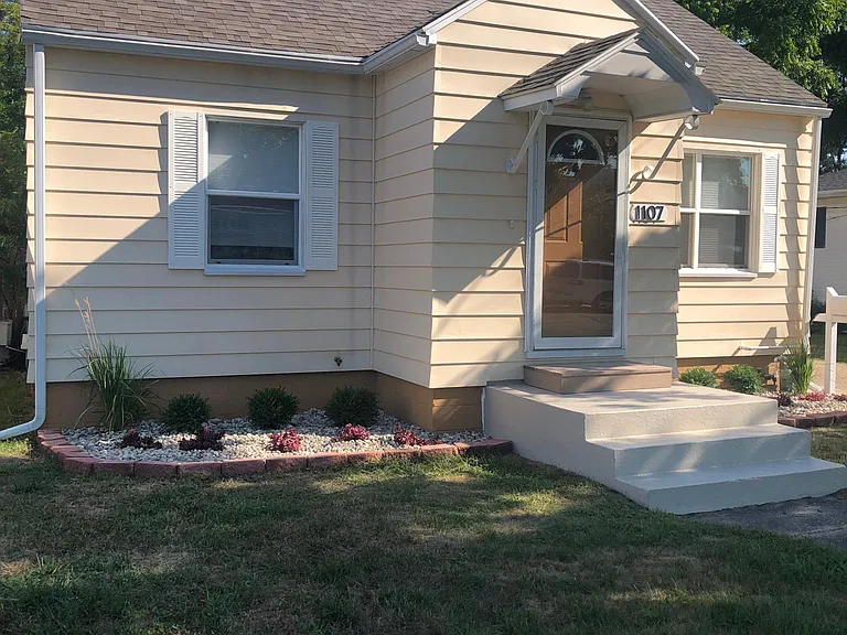 1107 Grant Ave — Photo 2