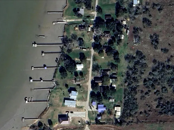 62 Trout St, Palacios, TX 77465