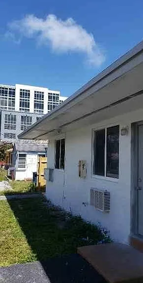 214 SE 8th St #3 — Photo 12