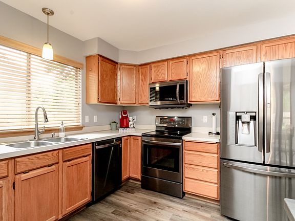 4th image of 11817 218th Avenue Ct E