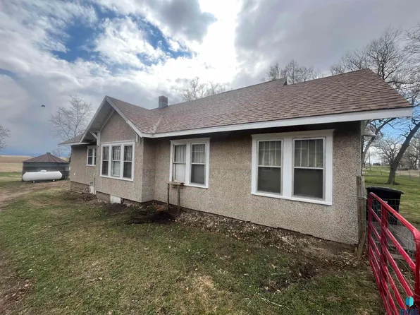 103 E 4th St, Delmont, SD 57330