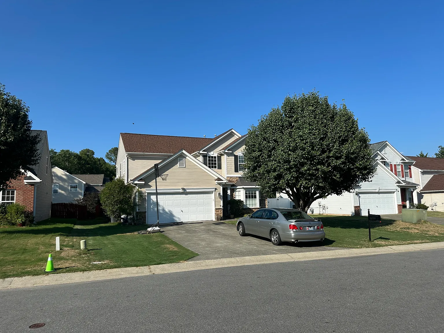 3 bed, 2.5 bath, 2500 sqft, $2,400 — Photo 2