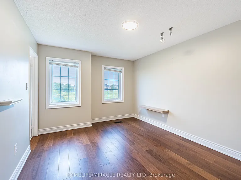 419 Rossland Rd E — Photo 25