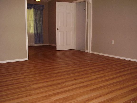 3rd image of 5725 Hickory St