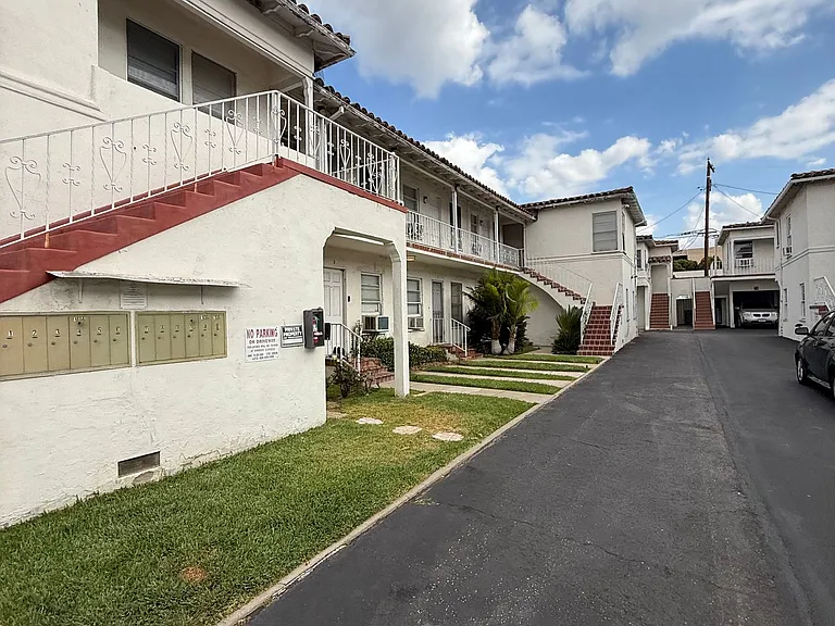 Evans Apartments — Photo 7
