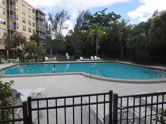 2nd image of 17890 W Dixie Hwy APT 218