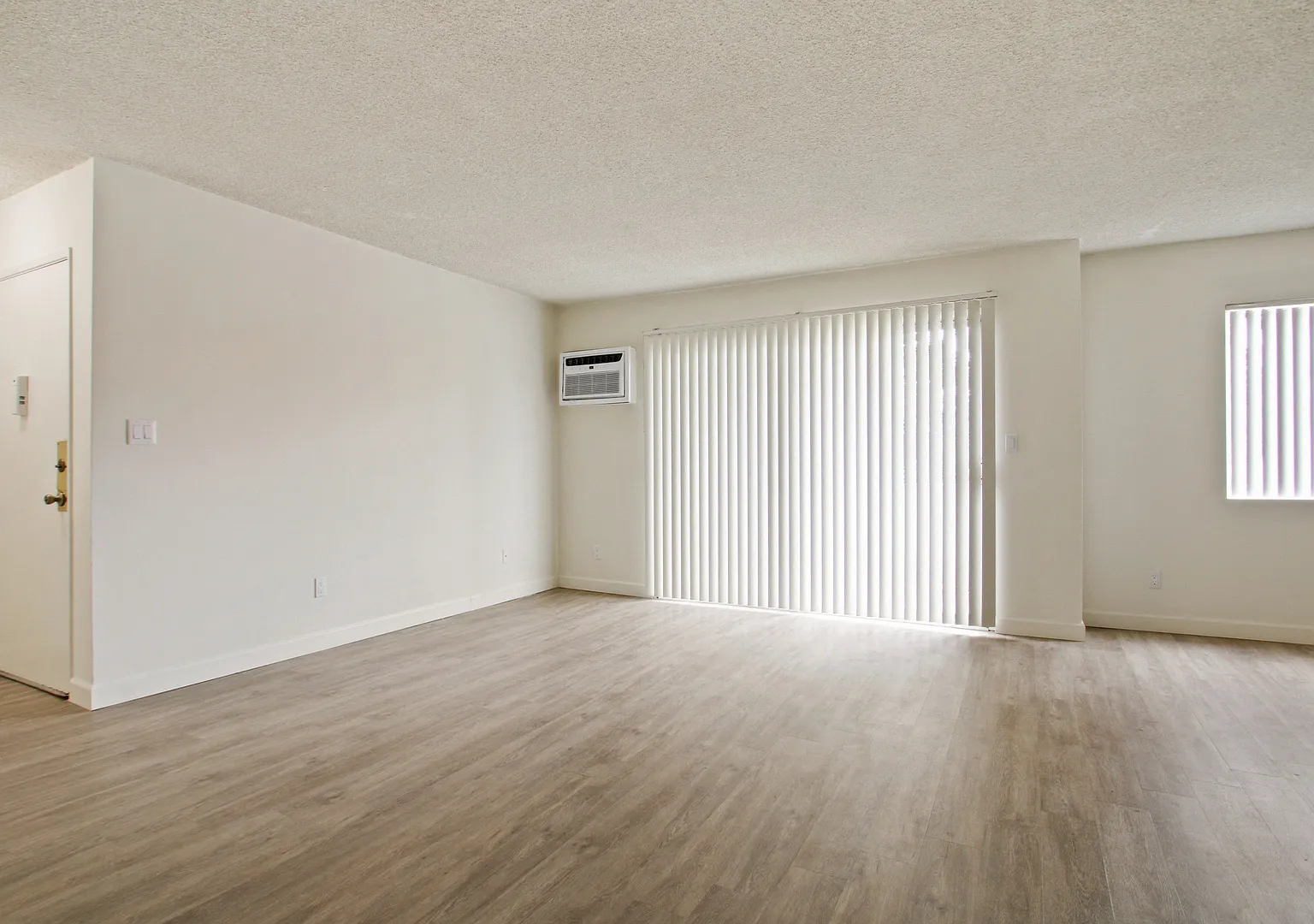 Barry Avenue Apartments — Photo 2