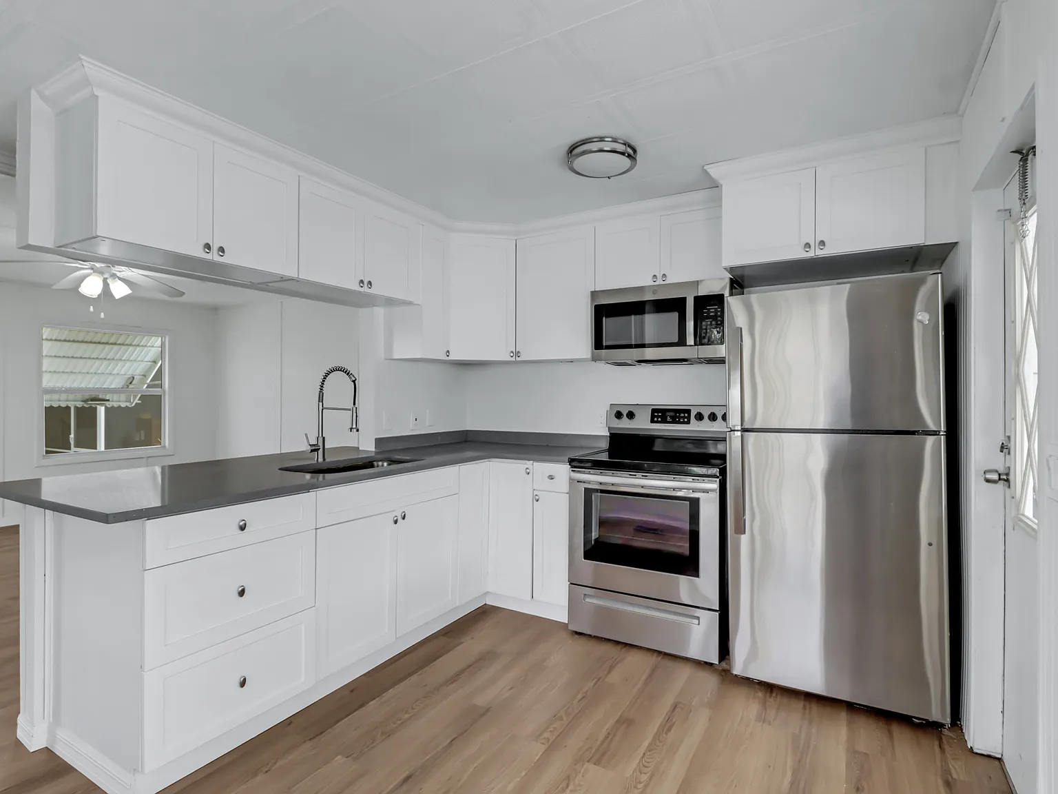 2 bed, 1.5 bath, 720 sqft, $1,425 — Photo 2